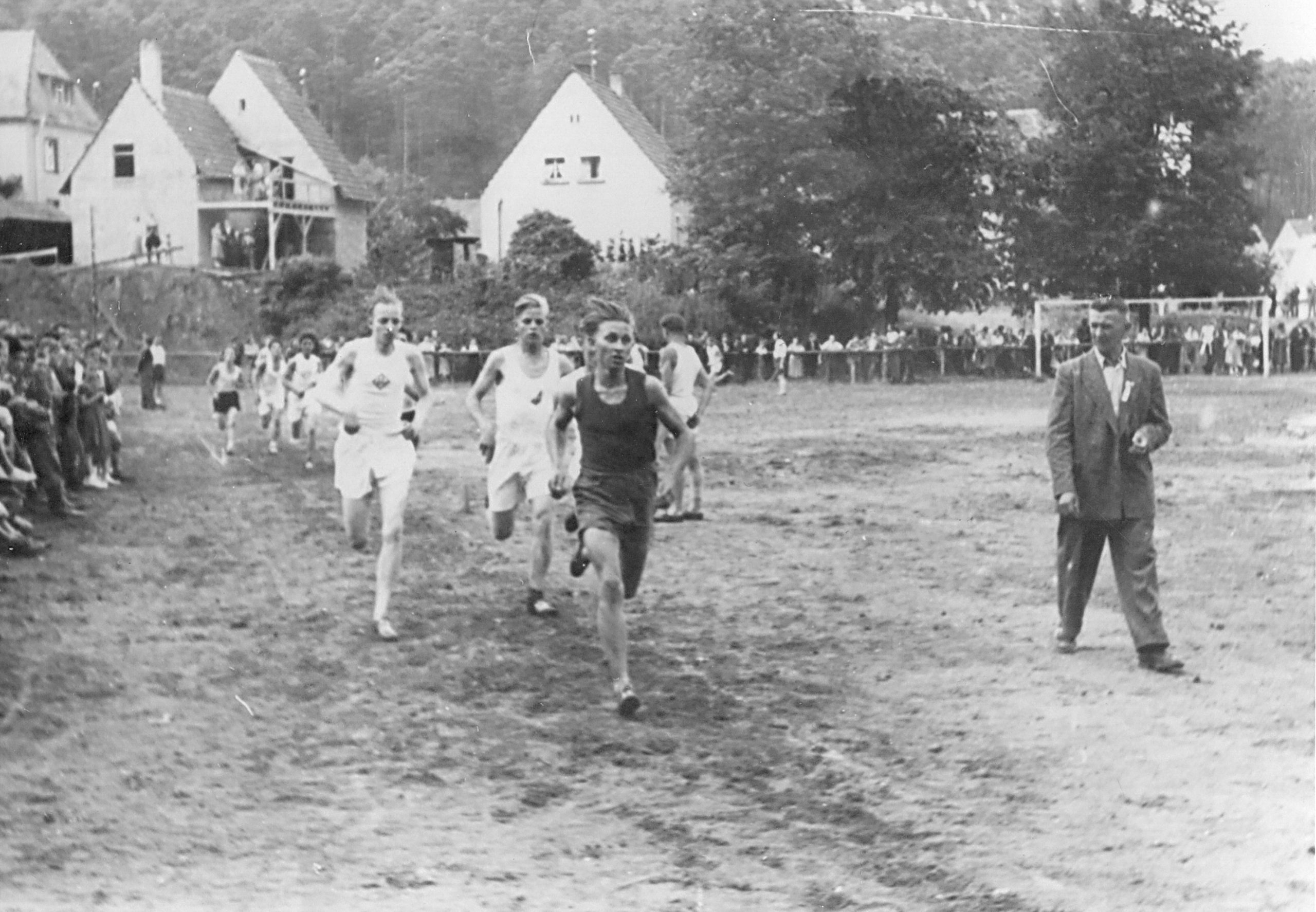 1000 Meter Lauf in Hauenstein 1951 im Rahmen der Jubiläumsveranstaltung des TV Hauenstein. Vorne: Hans Broschey vom TV Höheinöd.