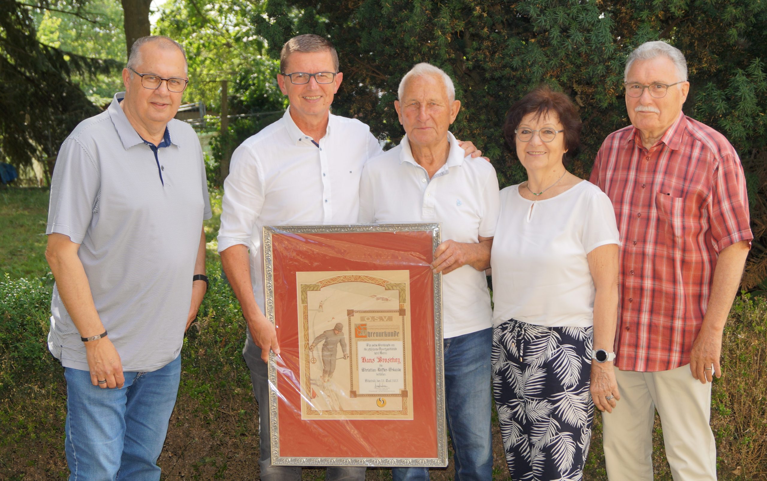 Verleihung der „Christian-Löffler-Urkunde“ des Vereins Pfälzische Spotgeschichte an Hans Broschey (Mitte) im Jahr 2023.