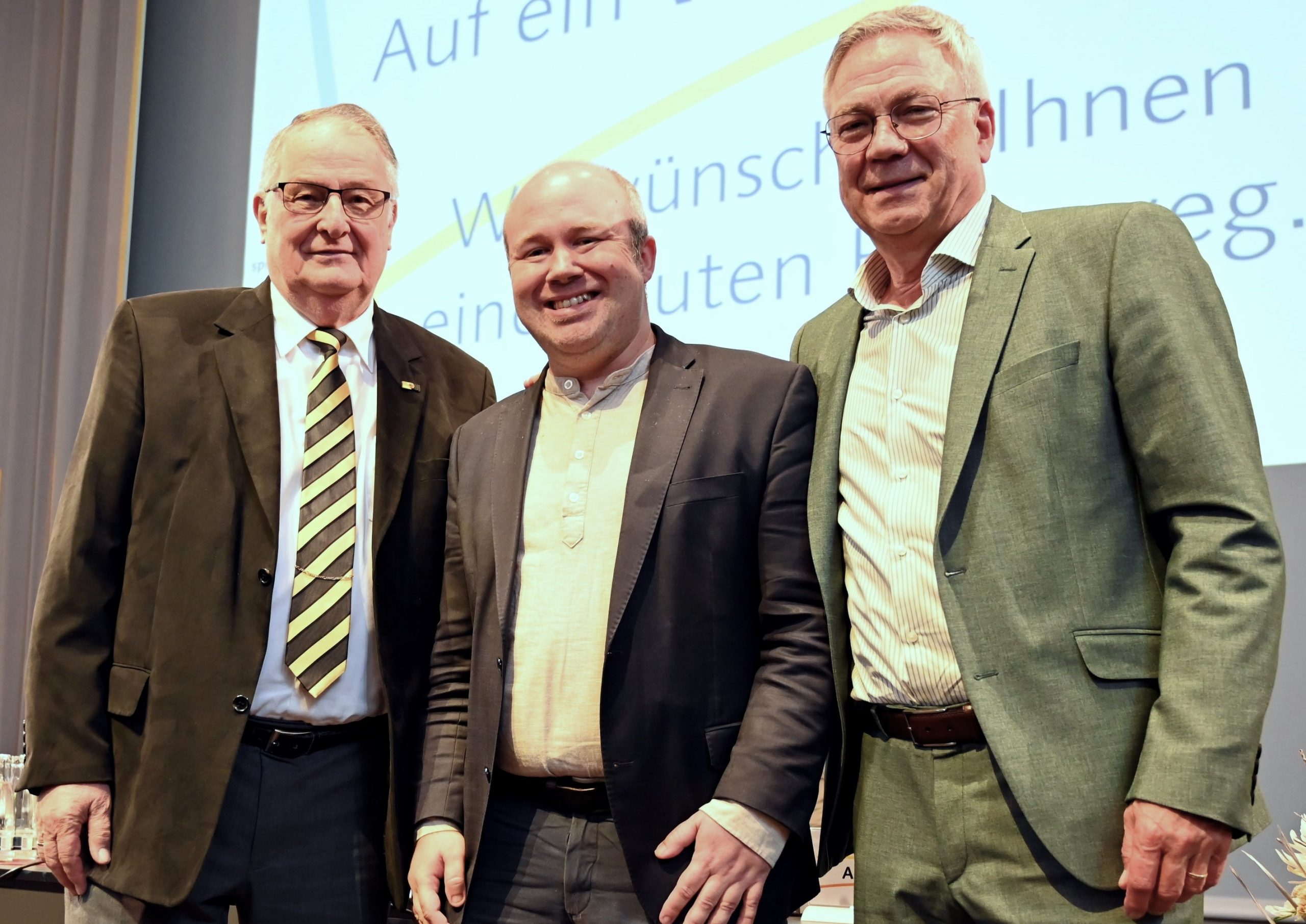 Der neue Präsident Tristan Werner (Mitte), gemeinsam mit dem bisherigen Präsidenten Rudolf Storck (rechts) und Sportbund-Ehrenpräsident Dieter Noppenberger (links).